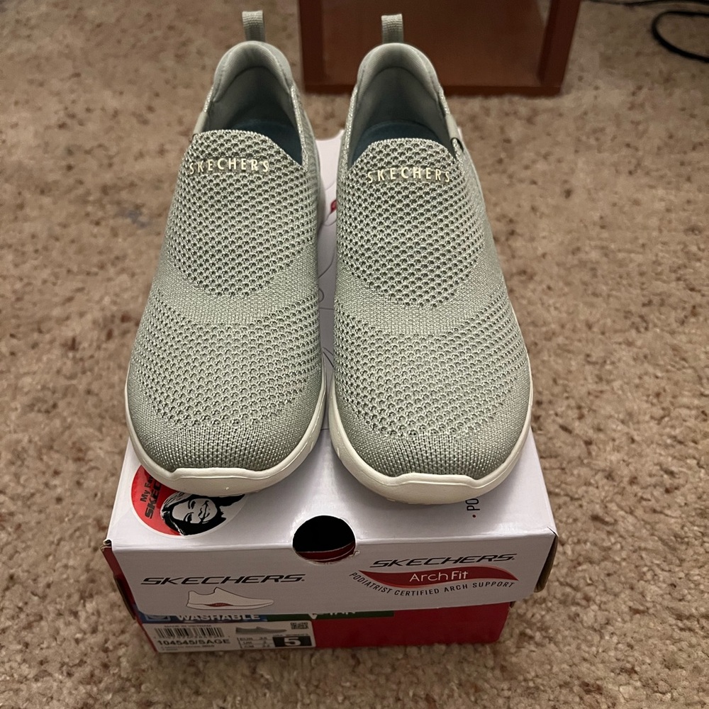 Sketchers arch fit shoes